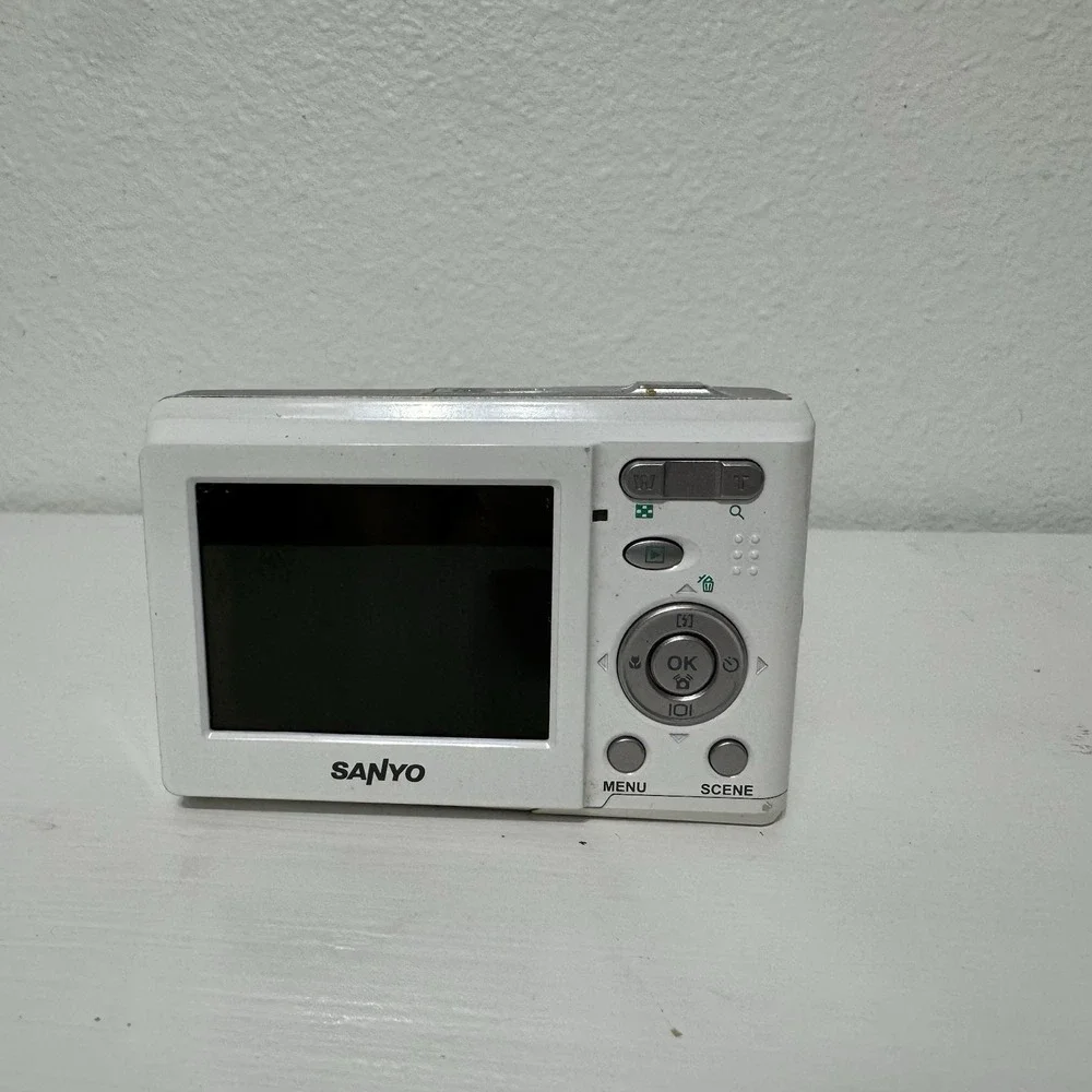 Sanyo S870 8.1MP Digital‎ Camera White - WARPED DISPLAY